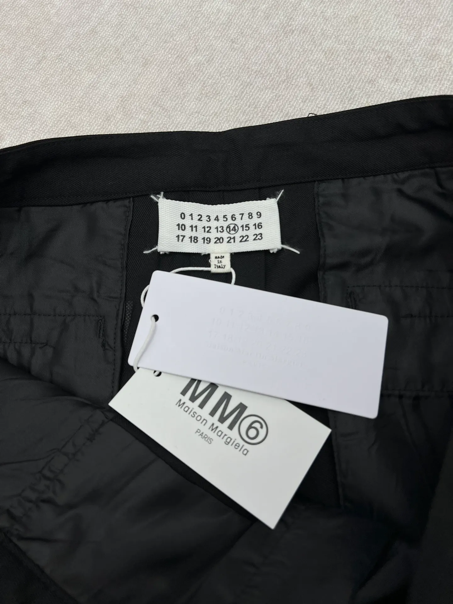 25ss New Arrival Black 、 ， Margiela 。 ， 。Maison Margiela “ ” ， 。 Sizes：S.M.L.XL.